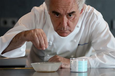 Chef Ferrán Adriá en su cocina molecular
