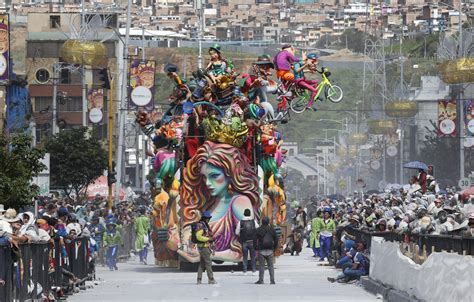 Desfile de carnaval con carrozas y disfraces coloridos