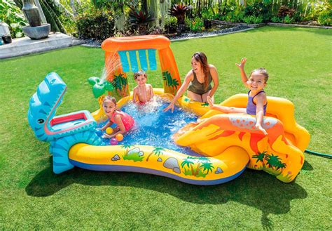 Niños disfrutando de los hinchables acuáticos en el parque infantil