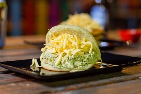Arepa Sifrina recién hecha y rellena