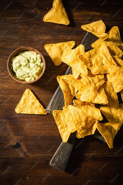 Salsa de aguacate y berenjena con totopos