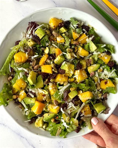 Ensalada fresca con berenjena, aguacate y mango