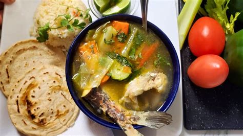 Ingredientes frescos para sopa de pescado