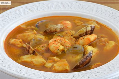 Plato servido de sopa de pescado casera