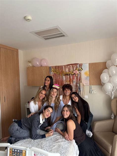 Sophie Tatar en el hospital con sus amigas