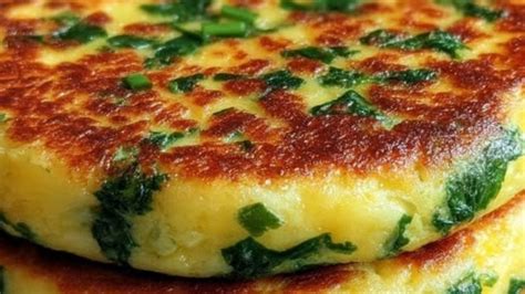 Tortitas de papa doradas con salsas variadas