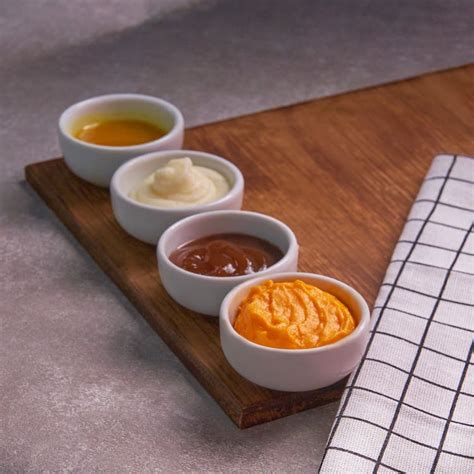Variedad de salsas en pequeños cuencos