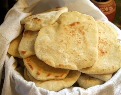 Pan sin levadura con corte en forma de cruz en la superficie