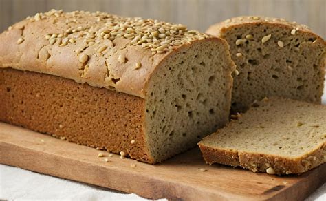 Pan de lentejas en primer plano, mostrando su textura densa