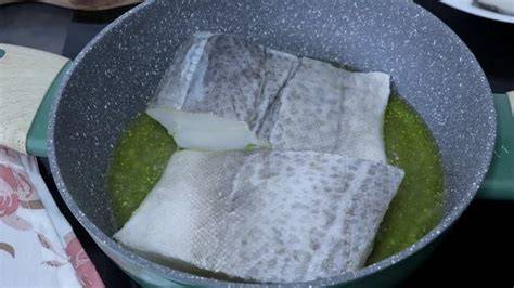 Bacalao confitándose en aceite de oliva