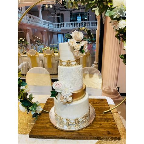 Pastel de boda rosa pastel y dorado