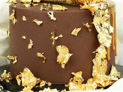 Hojas de oro comestible en un pastel rosa