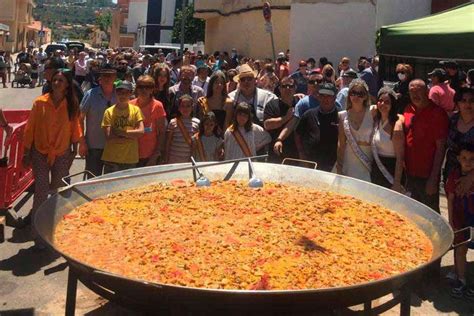 Paella gigante en un evento comunitario