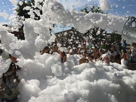 Fiesta de la espuma en una plaza de barrio
