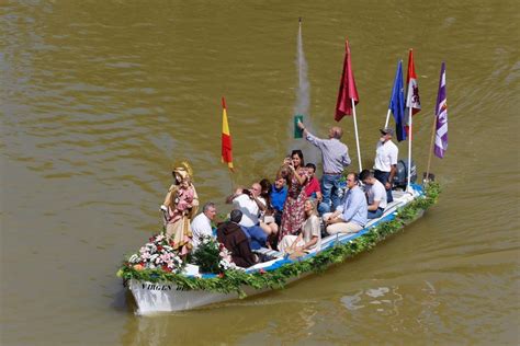 Procesión fluvial en un río