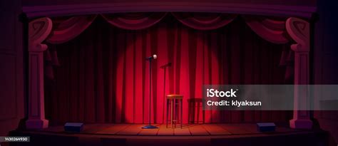 Escenario de comedia con un micrófono y focos