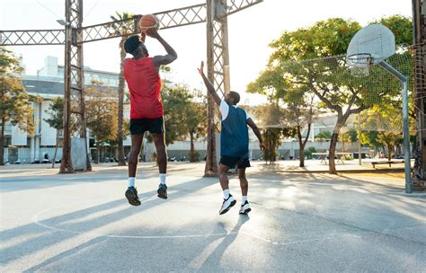 jóvenes deportistas entrenando en una cancha de baloncesto