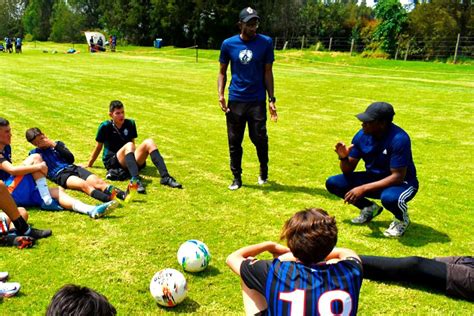 entrenadores trabajando con jugadores jóvenes en pista