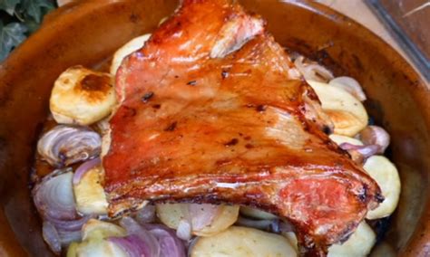 Cordero asado en una fuente de barro