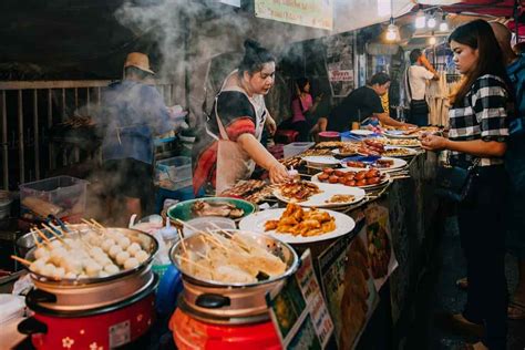 Persona comiendo crêpes en la calle de Hualien