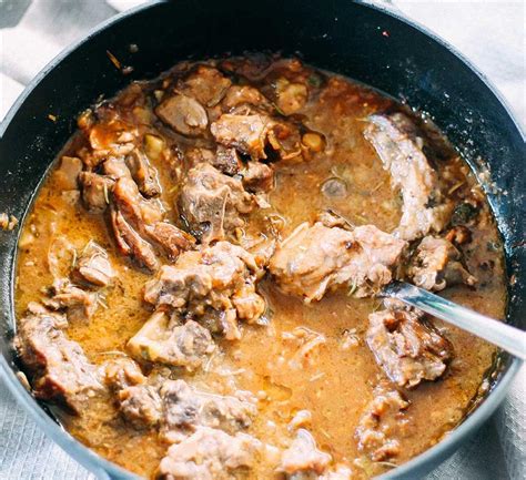 Guiso de cordero a la cerveza en una olla