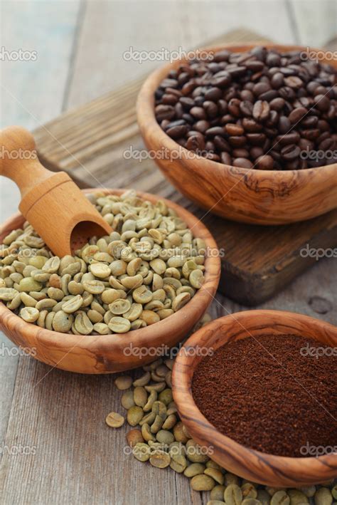 Granos de café verdes y tostados