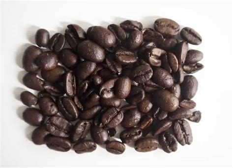 Granos de café con tueste oscuro