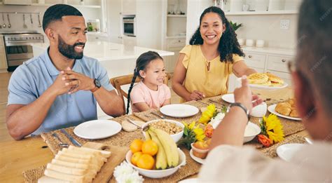 Padres compartiendo comida con sus hijos
