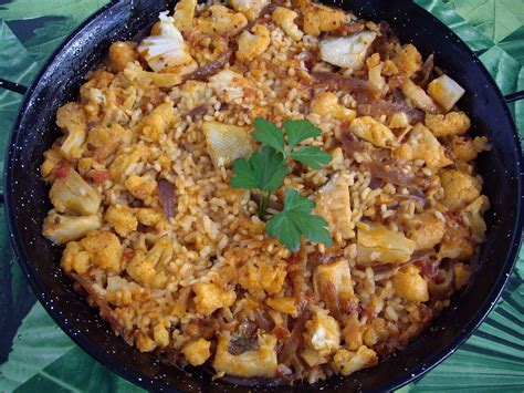 Arroz con coliflor y bacalao, plato mediterráneo