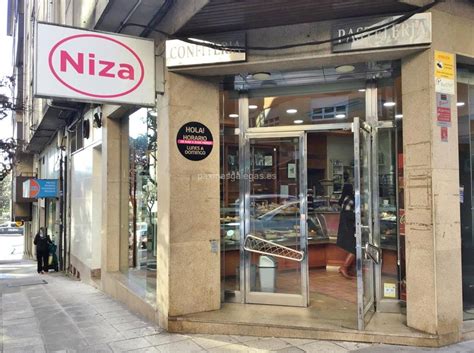 Interior de Panadería Niza Vigo con clientes y productos