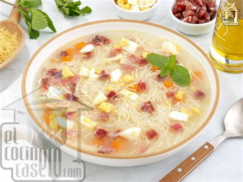 Ingredientes principales de la sopa de picadillo: caldo, huevo, jamón, fideos