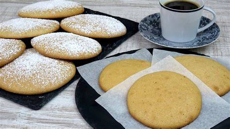 Cesta con mostachones tradicionales de Utrera