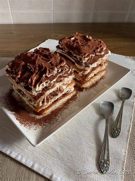 Tiramisú preparado con base de mostachón en un plato elegante