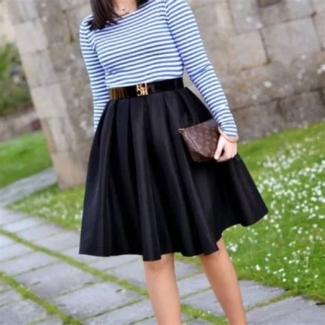 Diferentes maneras de combinar una falda midi negra