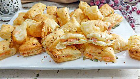 Variedad de aperitivos de hojaldre con queso y especias