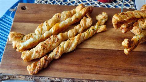 Palitos de hojaldre con queso manchego y especias listos para servir