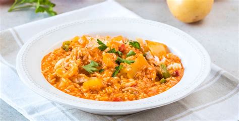 Ingredientes frescos para arroz con bacalao y patatas