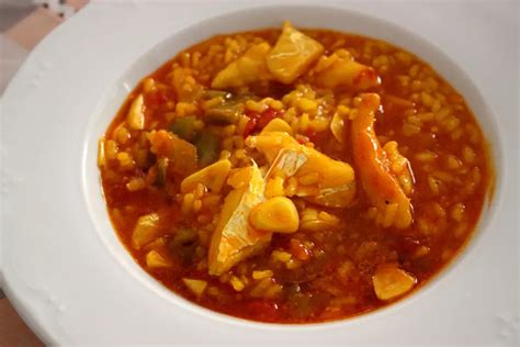 Sofrito para arroz con bacalao en una cazuela