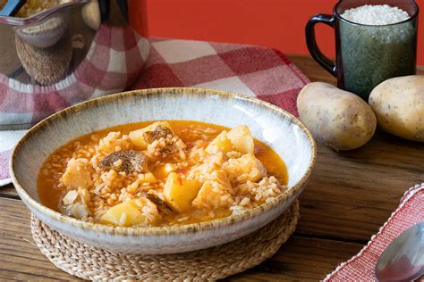Arroz y patatas cociéndose en caldo
