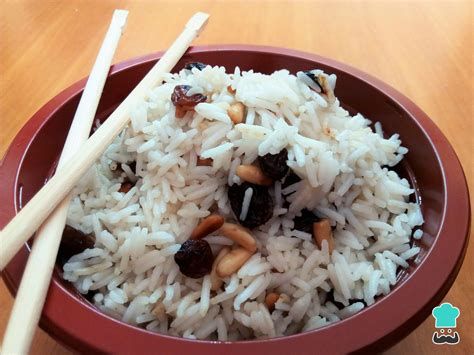 Plato de arroz con piñones y pasas