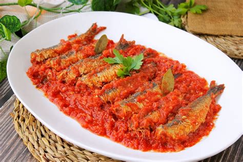 Plato de sardinas en escabeche con pan con tomate