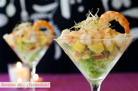 Cóctel de langostinos con aguacate y salsa rosa servido en copas
