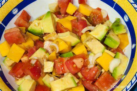 Mango y aguacate cortados en tiras