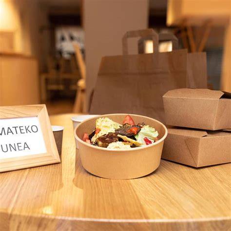 Opciones de contacto y reserva de comida para llevar