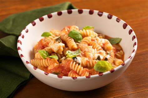 Ingredientes frescos para pasta con tomate y mozzarella