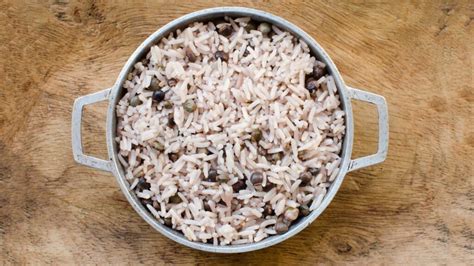 Arroz con guandú y coco listo para servir