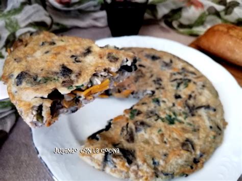 Tortilla de setas dorándose en una sartén