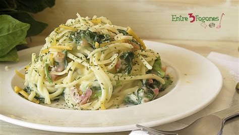 plato de espaguetis con espinacas y bacon