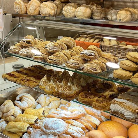 Elaboración artesanal de pan en Forn Sant Francesc