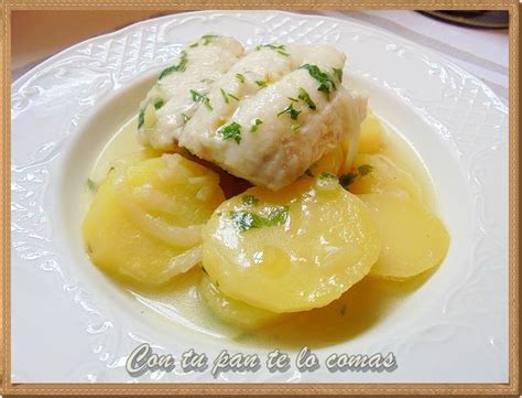 Merluza hervida en plato con patatas y vinagreta